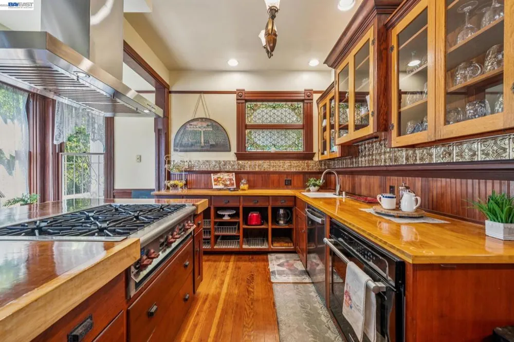 2242 San Antonio Ave Alameda, CA 94501