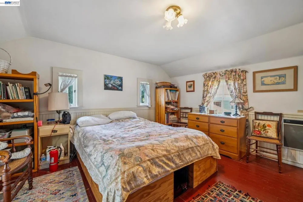 2242 San Antonio Ave Alameda, CA 94501