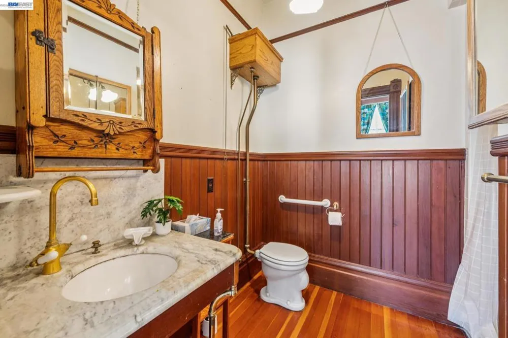 2242 San Antonio Ave Alameda, CA 94501