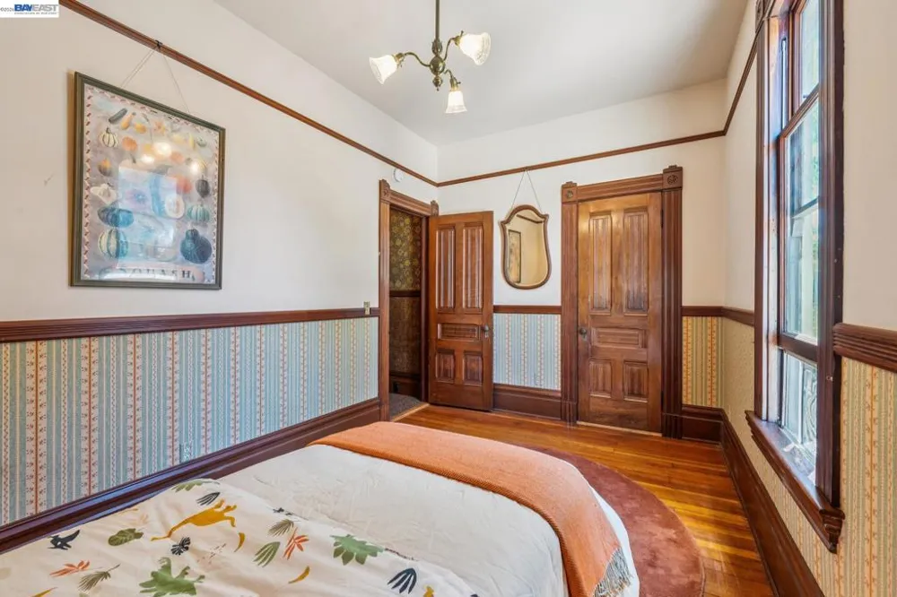 2242 San Antonio Ave Alameda, CA 94501