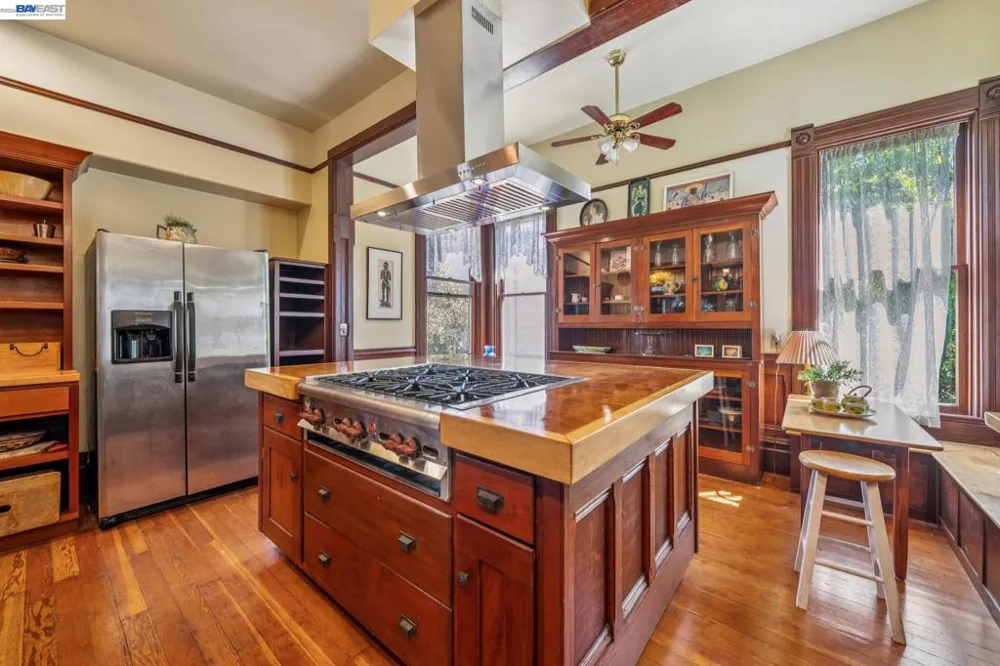 2242 San Antonio Ave Alameda, CA 94501