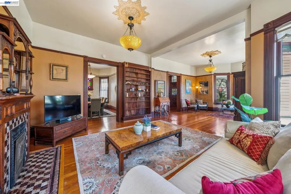2242 San Antonio Ave Alameda, CA 94501