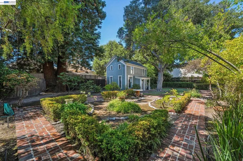 2242 San Antonio Ave Alameda, CA 94501
