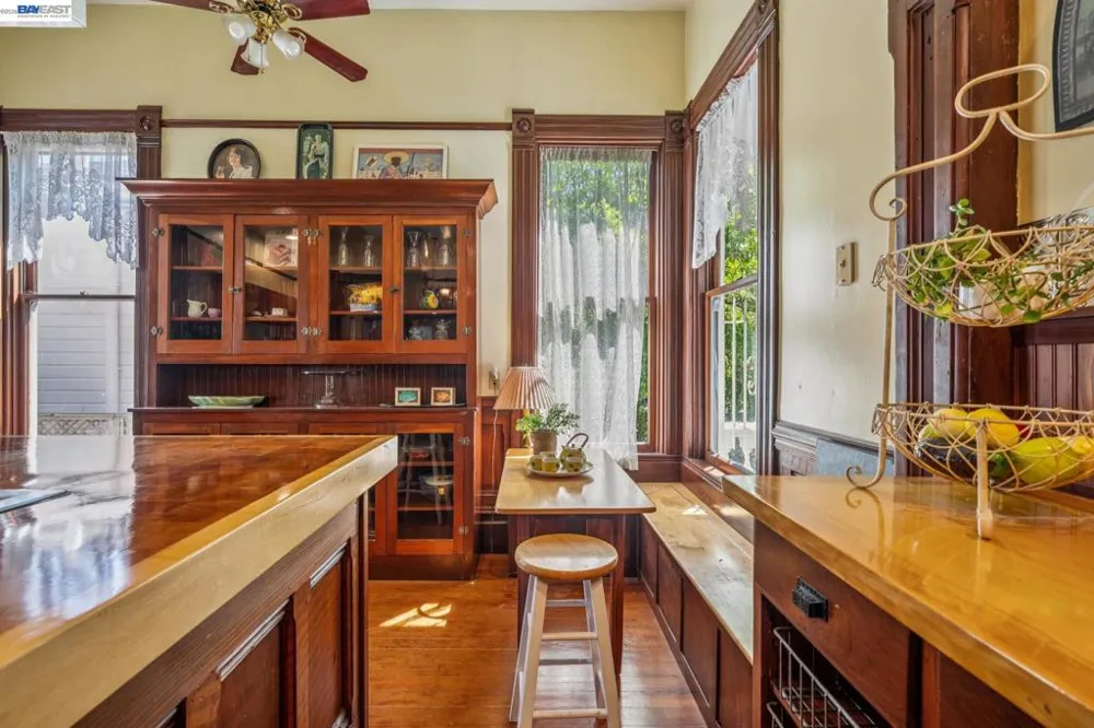 2242 San Antonio Ave Alameda, CA 94501