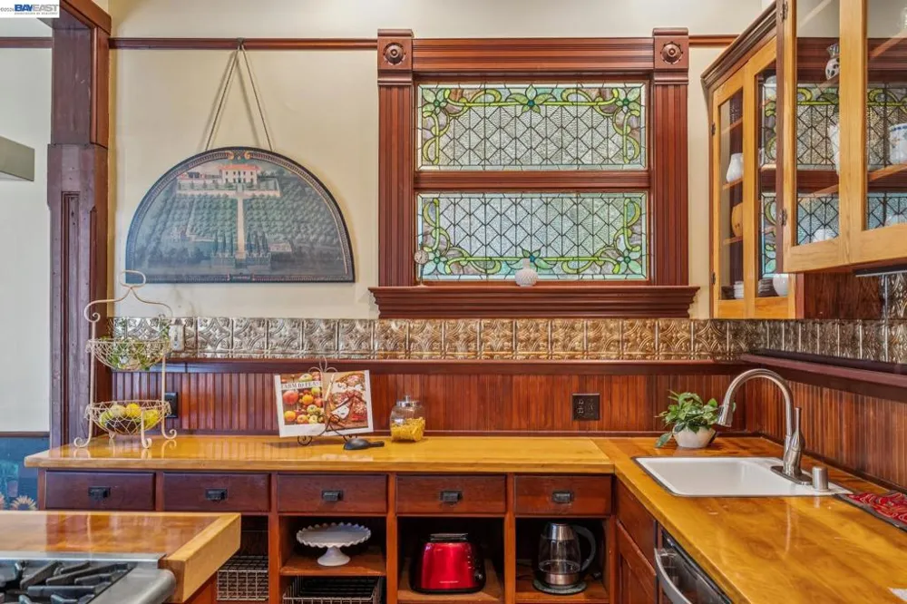 2242 San Antonio Ave Alameda, CA 94501