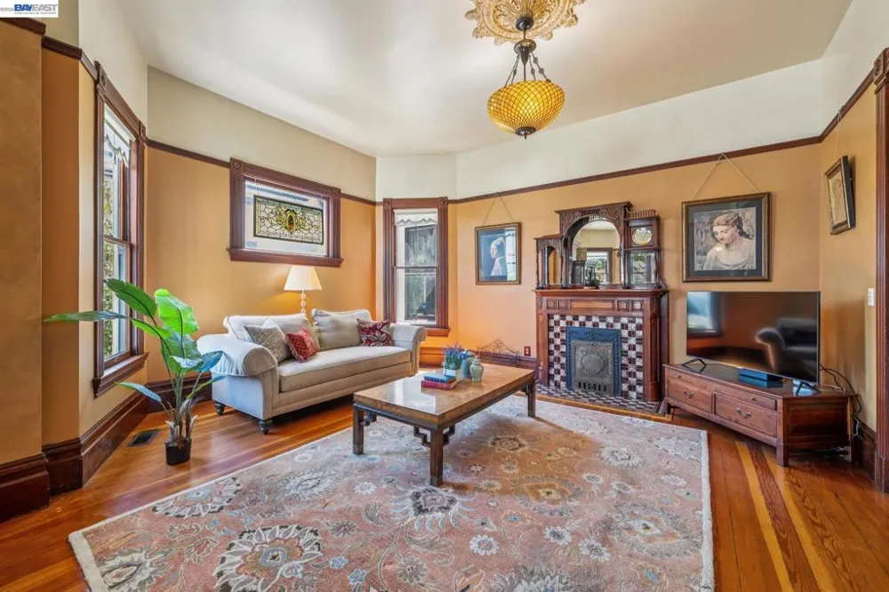 2242 San Antonio Ave Alameda, CA 94501