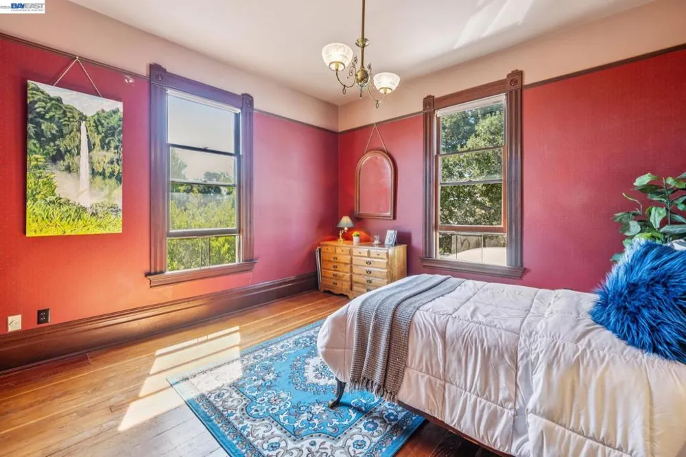 2242 San Antonio Ave Alameda, CA 94501