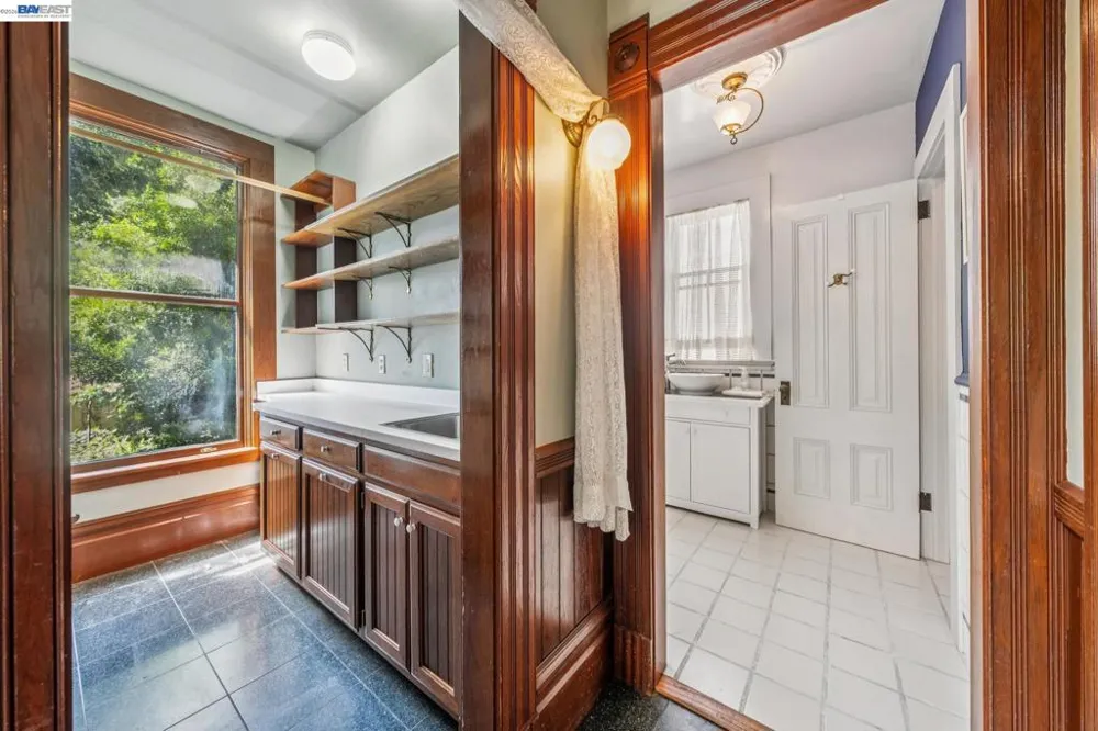 2242 San Antonio Ave Alameda, CA 94501
