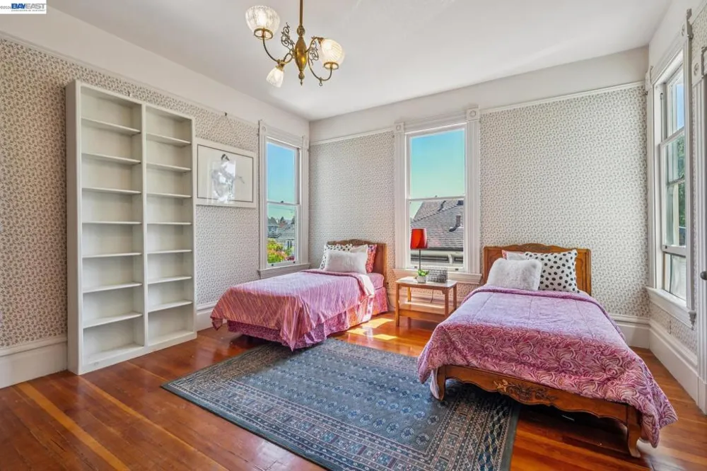 2242 San Antonio Ave Alameda, CA 94501