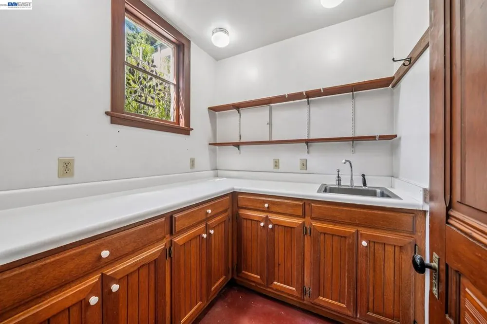 2242 San Antonio Ave Alameda, CA 94501