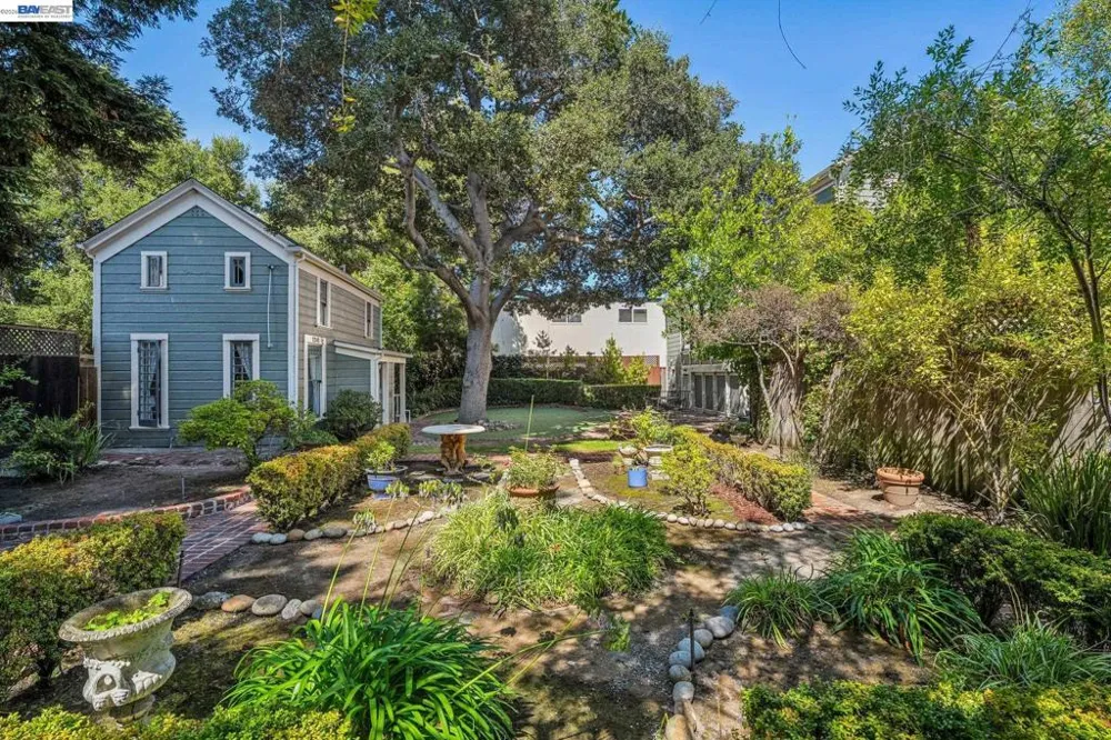 2242 San Antonio Ave Alameda, CA 94501