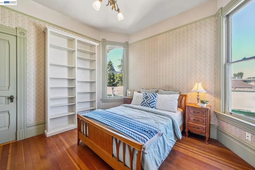 2242 San Antonio Ave Alameda, CA 94501