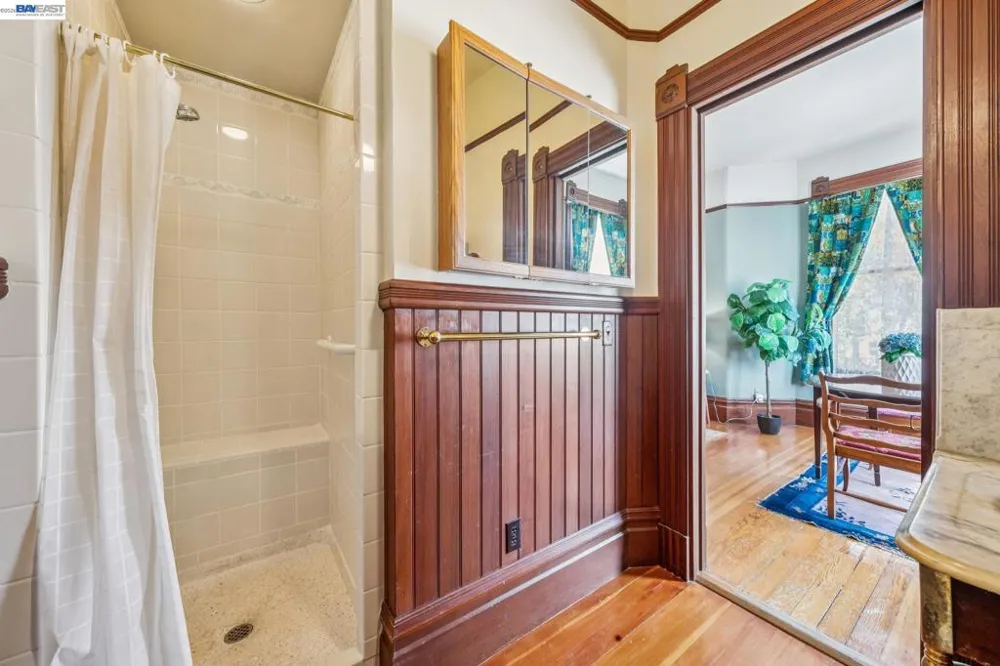 2242 San Antonio Ave Alameda, CA 94501