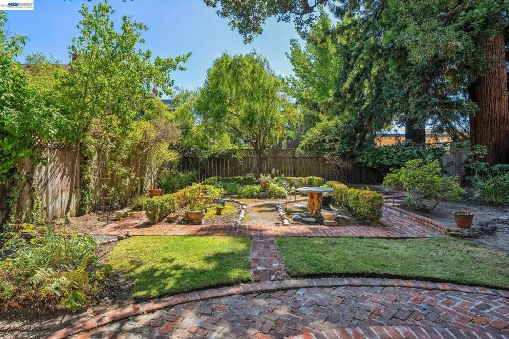 2242 San Antonio Ave Alameda, CA 94501