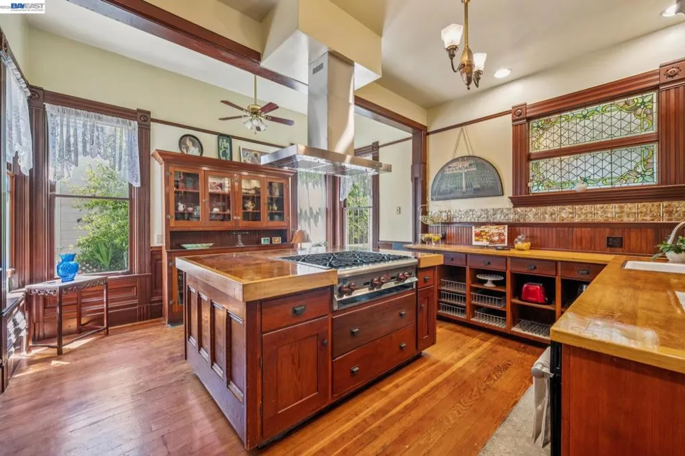 2242 San Antonio Ave Alameda, CA 94501