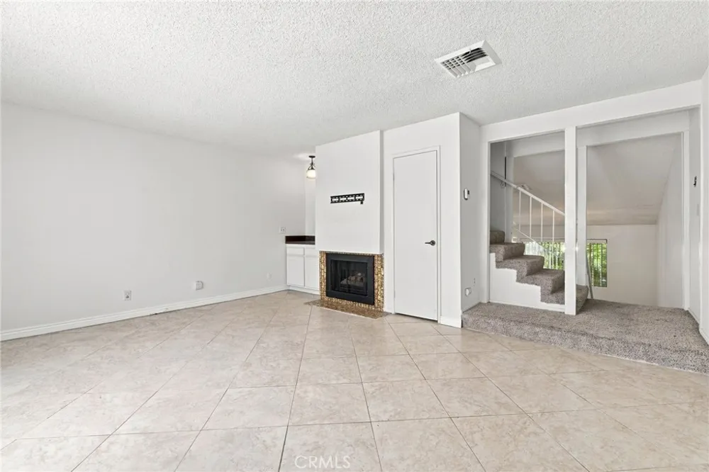 18631 Collins #30 Los Angeles, CA 91356