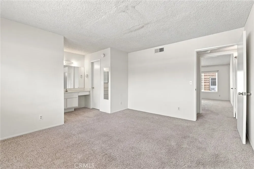 18631 Collins #30 Los Angeles, CA 91356