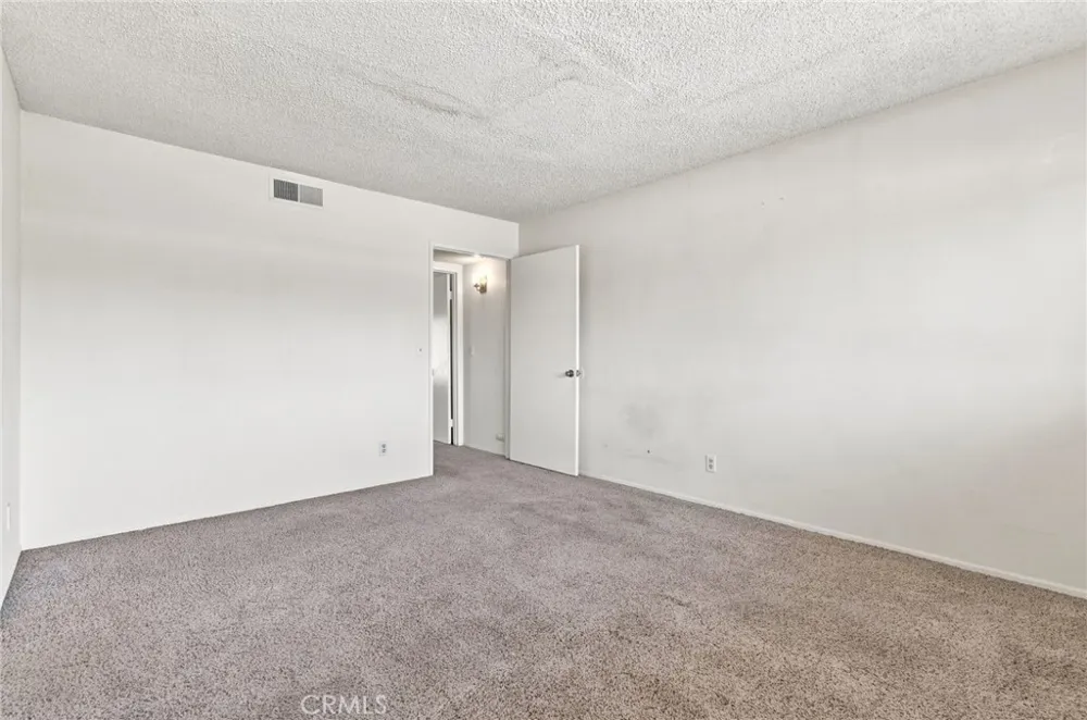 18631 Collins #30 Los Angeles, CA 91356