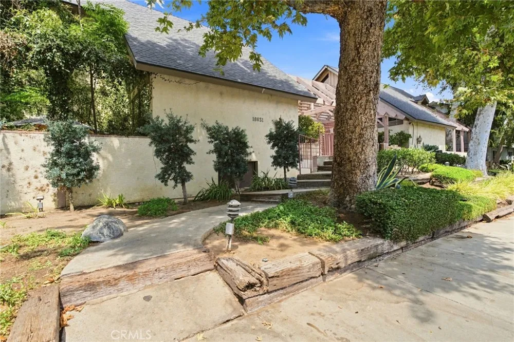 18631 Collins #30 Los Angeles, CA 91356