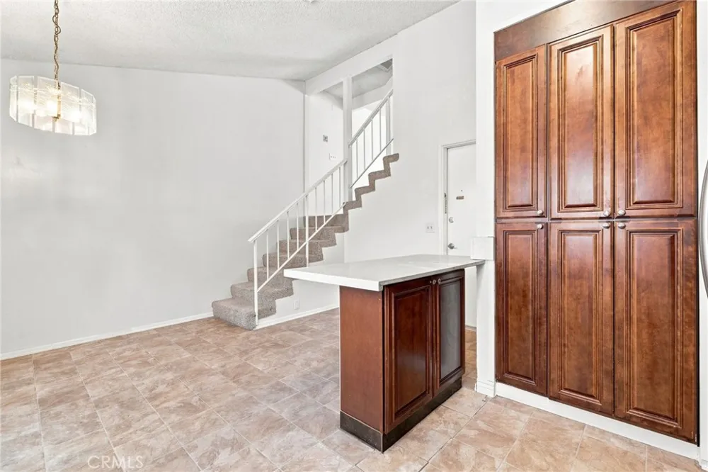 18631 Collins #30 Los Angeles, CA 91356