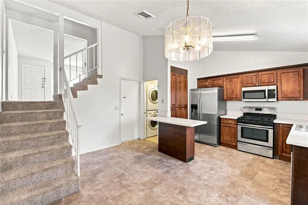 18631 Collins #30 Los Angeles, CA 91356
