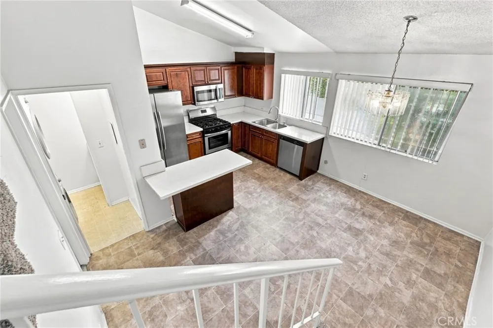18631 Collins #30 Los Angeles, CA 91356