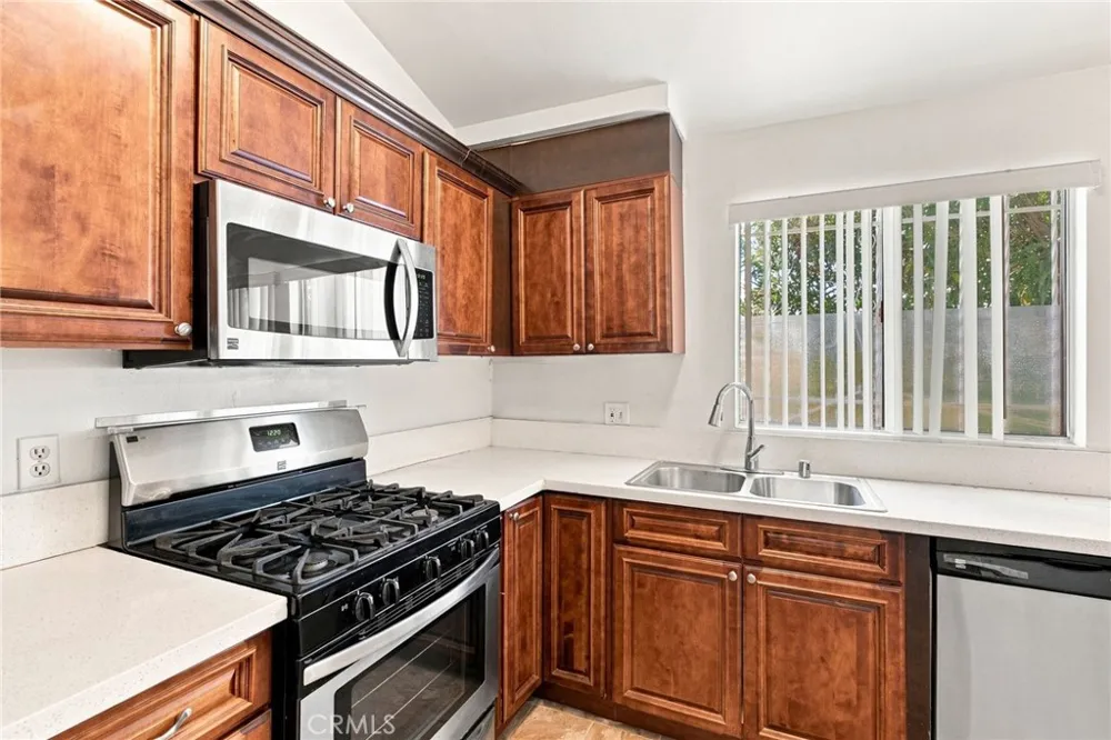 18631 Collins #30 Los Angeles, CA 91356