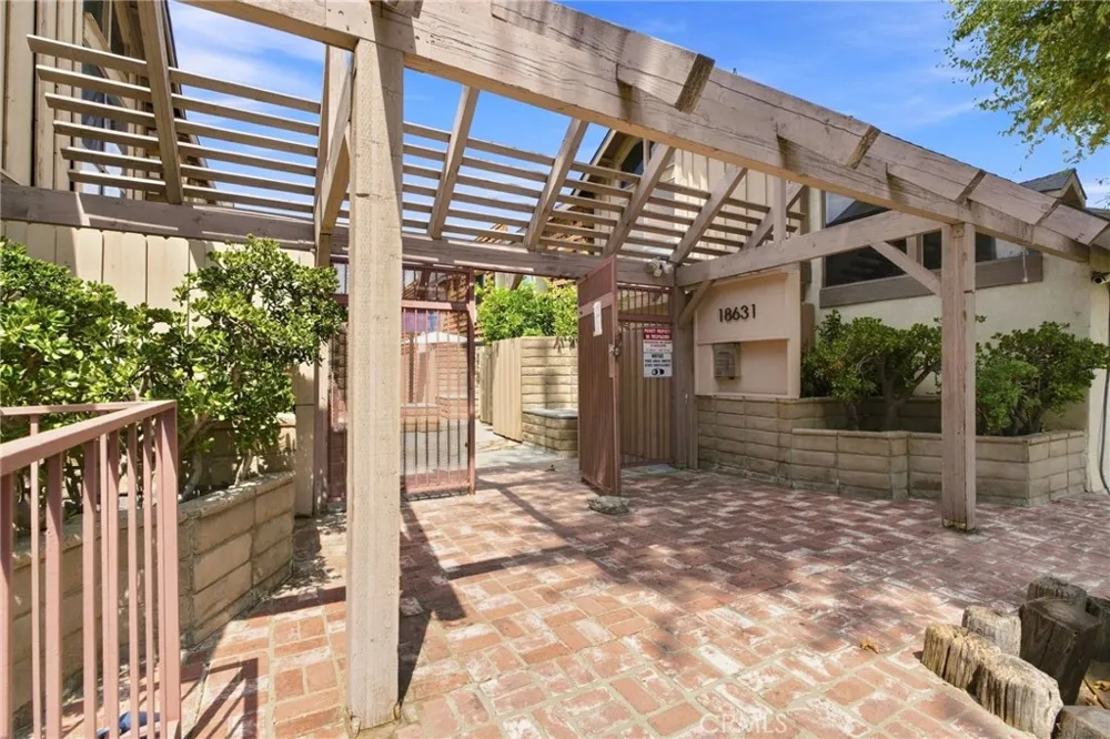 18631 Collins #30 Los Angeles, CA 91356