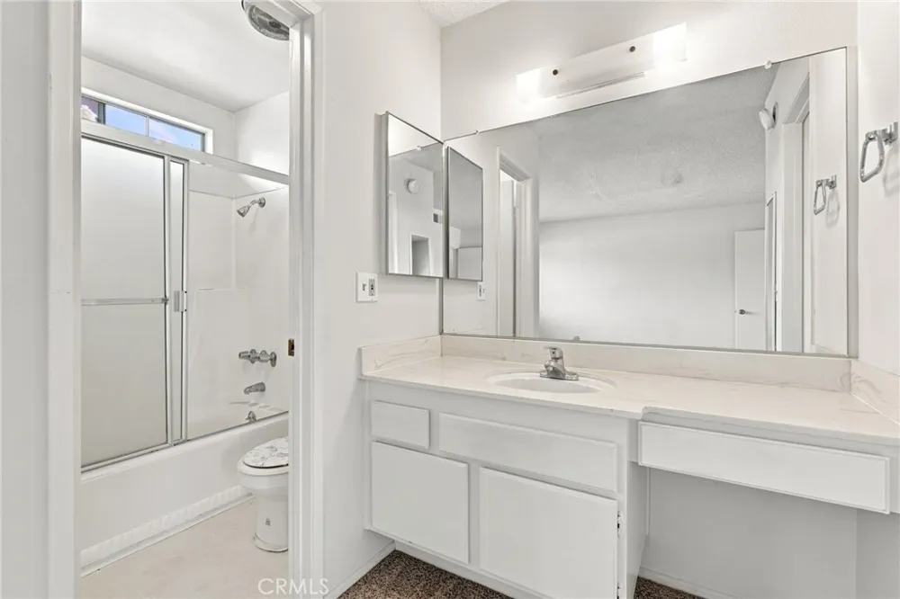 18631 Collins #30 Los Angeles, CA 91356