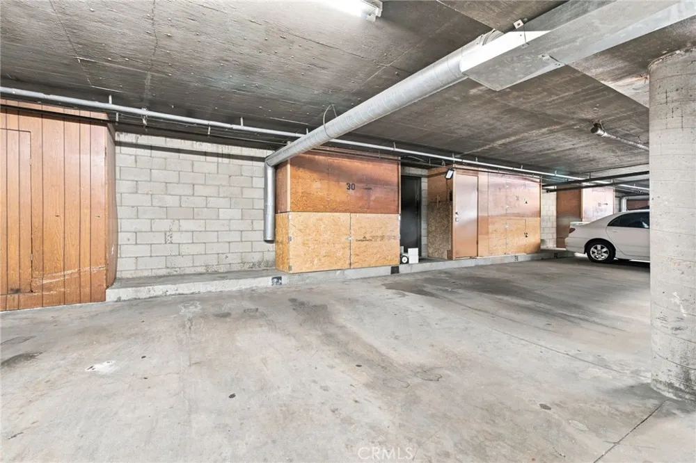 18631 Collins #30 Los Angeles, CA 91356