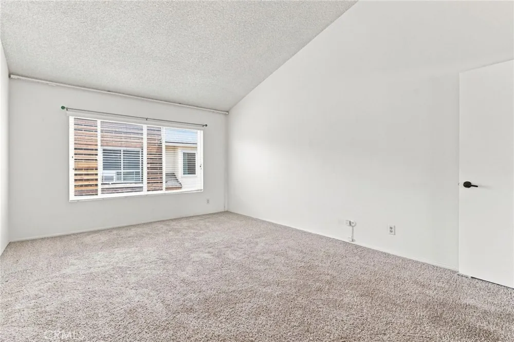 18631 Collins #30 Los Angeles, CA 91356