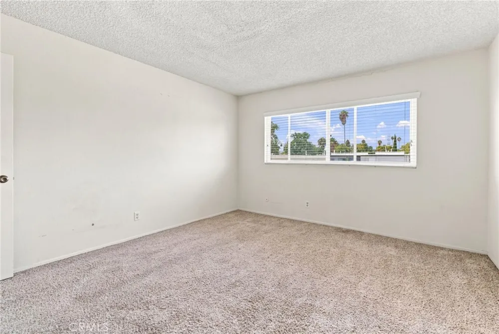 18631 Collins #30 Los Angeles, CA 91356