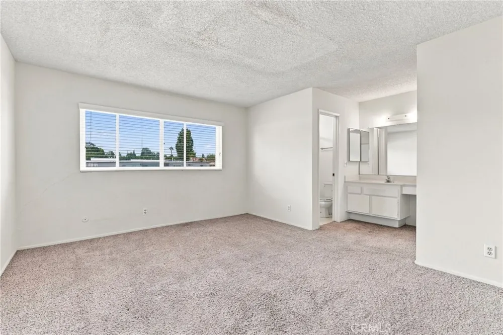 18631 Collins #30 Los Angeles, CA 91356