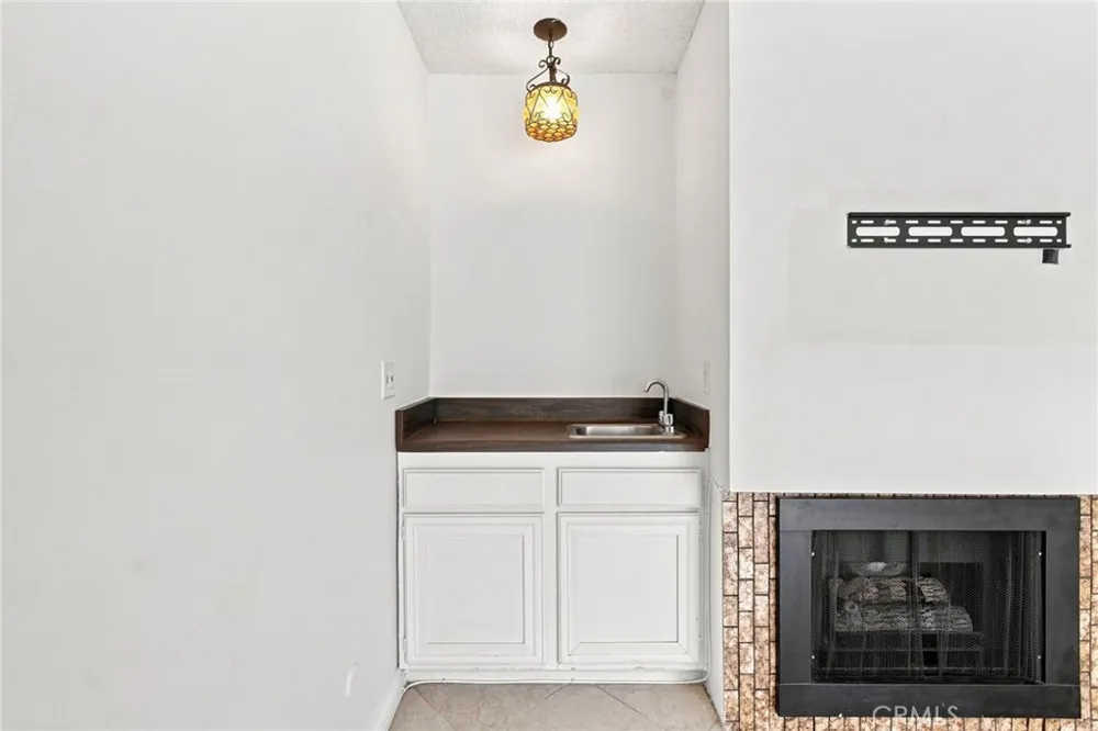 18631 Collins #30 Los Angeles, CA 91356
