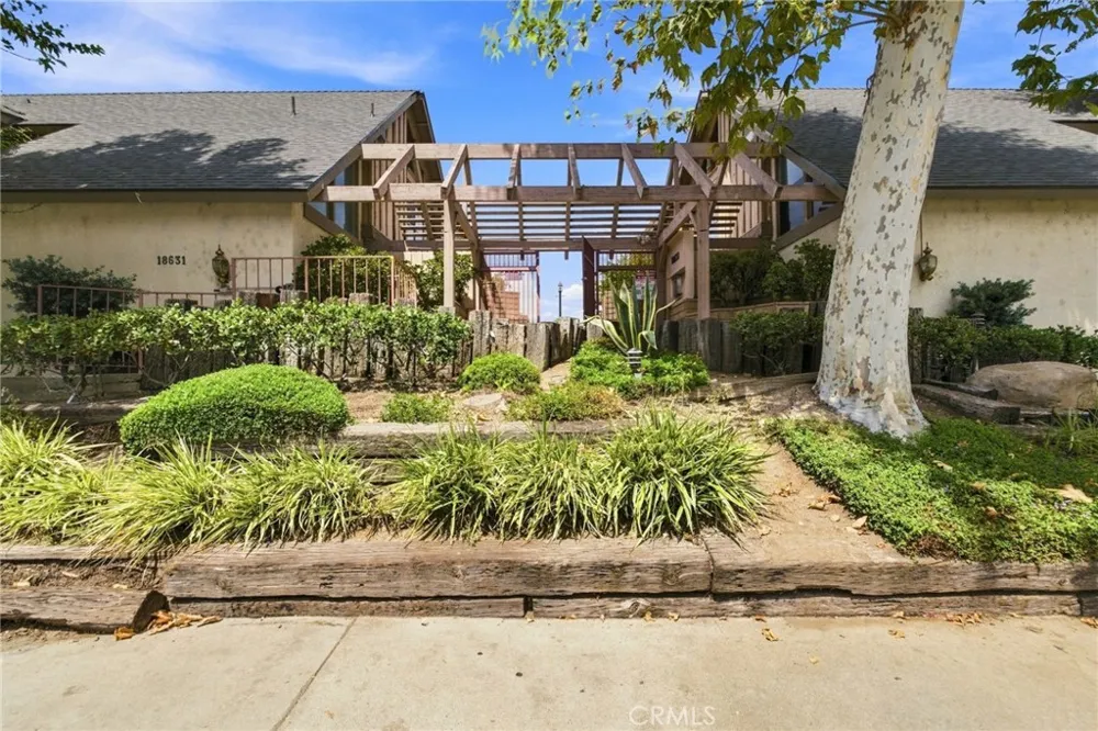 18631 Collins #30 Los Angeles, CA 91356