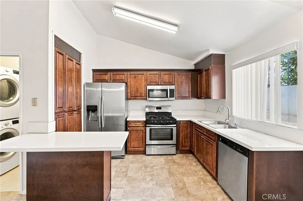 18631 Collins #30 Los Angeles, CA 91356