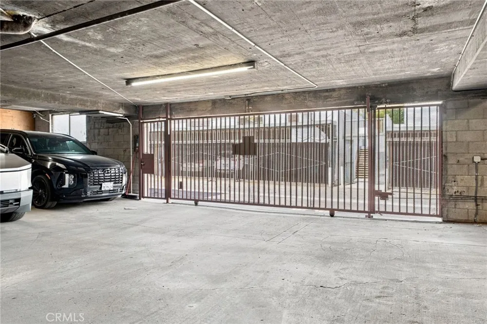 18631 Collins #30 Los Angeles, CA 91356