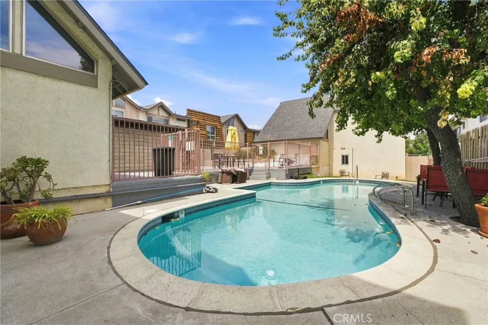 18631 Collins #30 Los Angeles, CA 91356