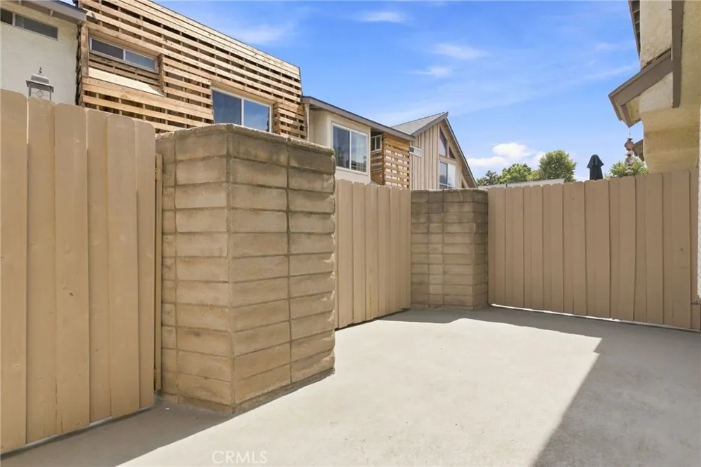 18631 Collins #30 Los Angeles, CA 91356