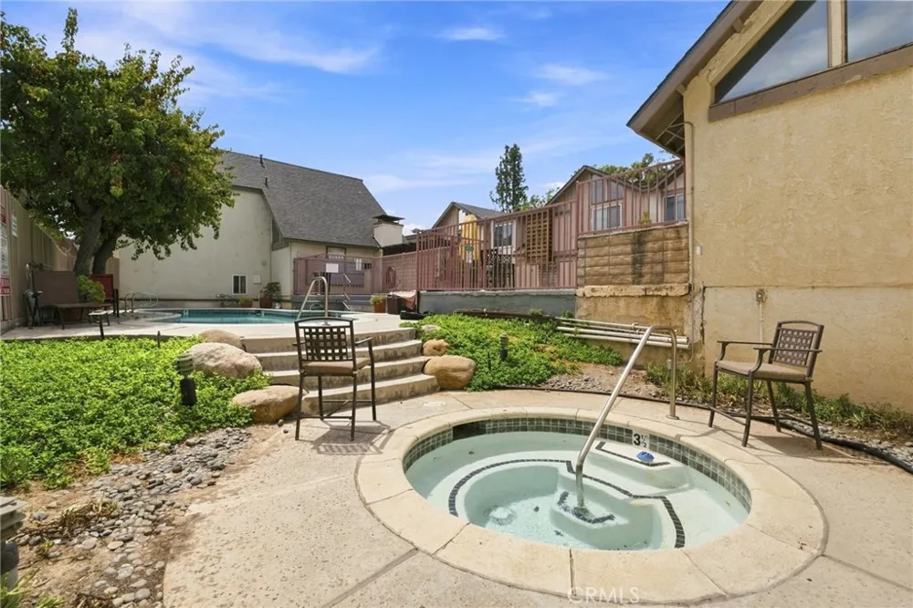 18631 Collins #30 Los Angeles, CA 91356