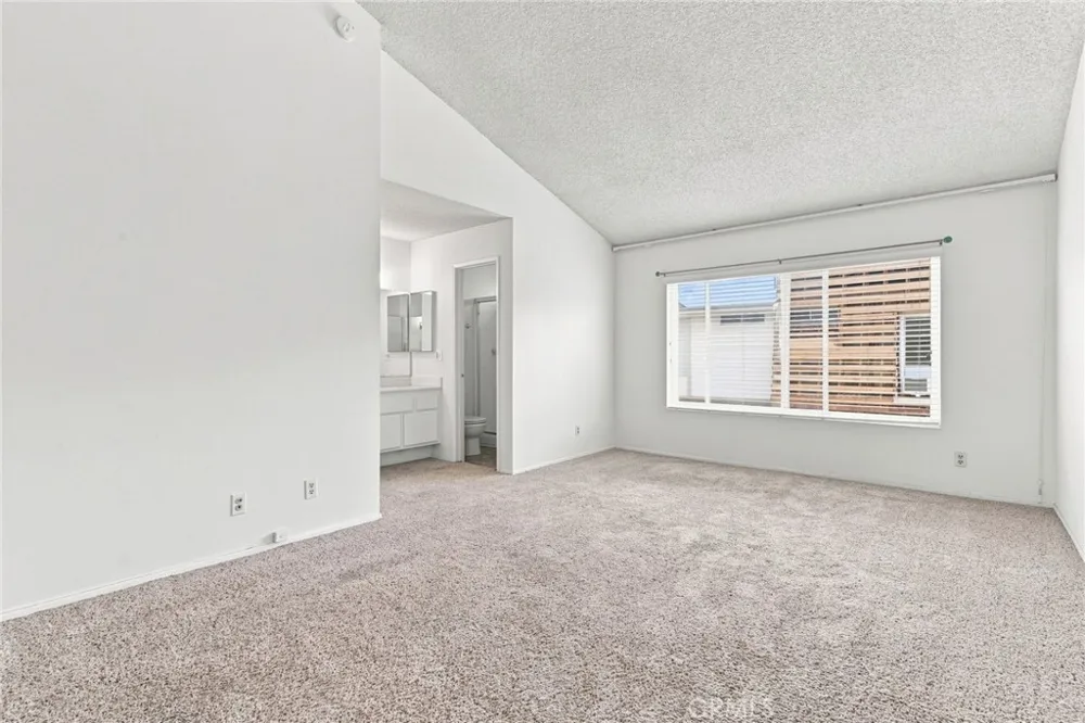 18631 Collins #30 Los Angeles, CA 91356