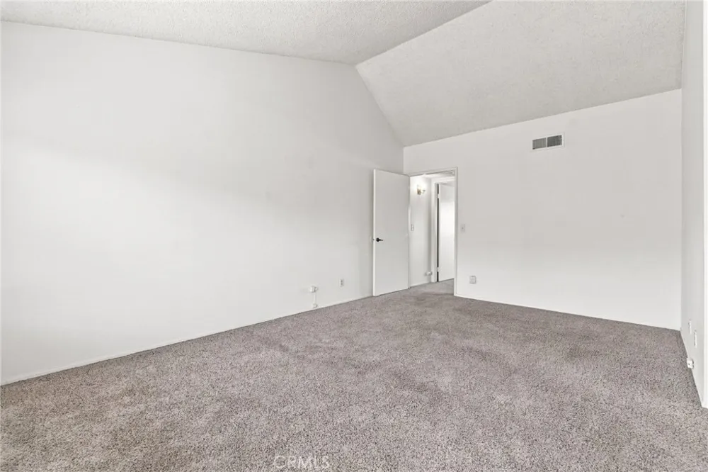 18631 Collins #30 Los Angeles, CA 91356