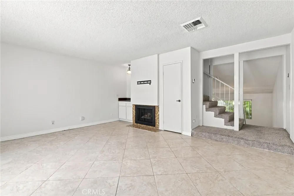 18631 Collins #30 Los Angeles, CA 91356