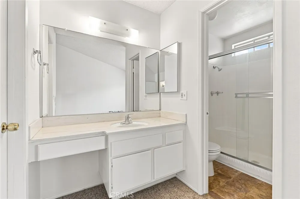 18631 Collins #30 Los Angeles, CA 91356