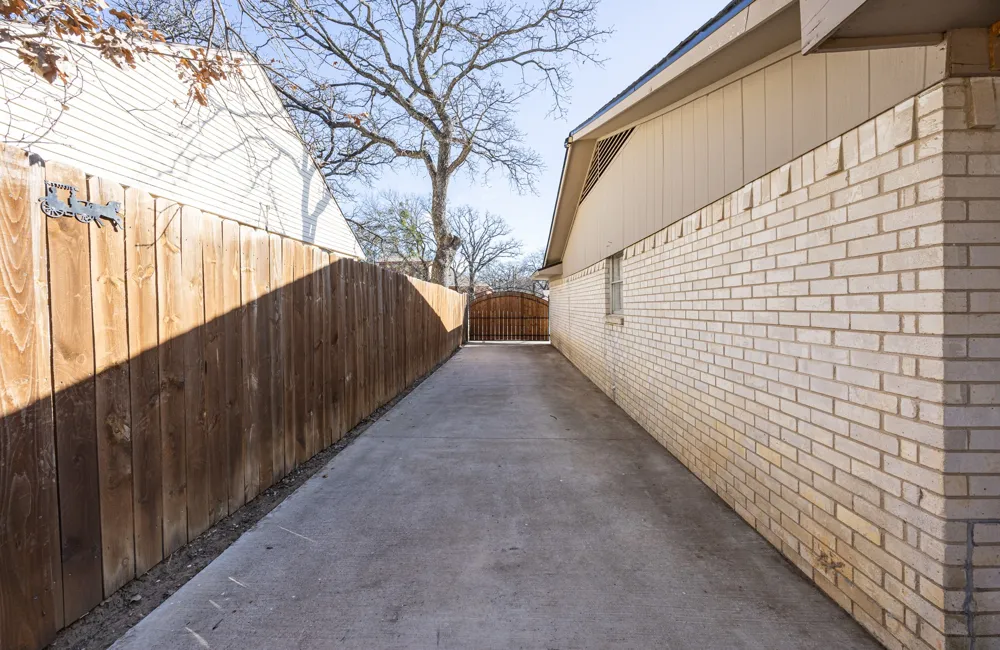 6704 Trailwood Drive Forest Hill, TX 76140