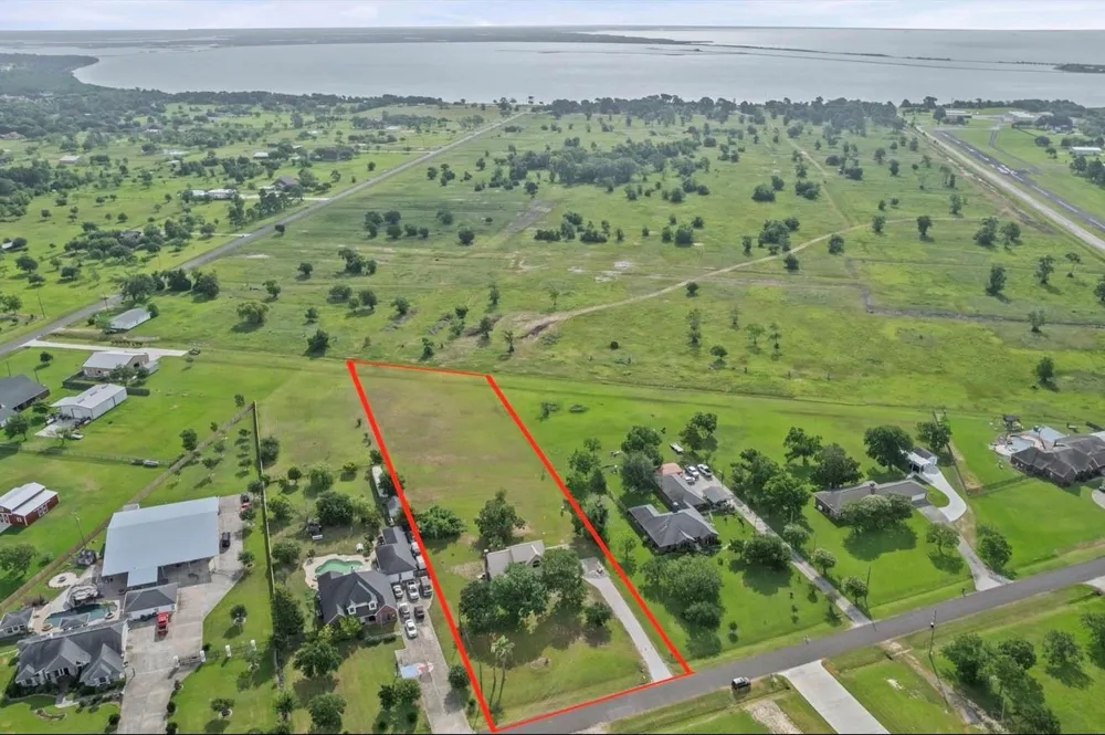 15806 Lakeview Drive Beach City, TX 77523