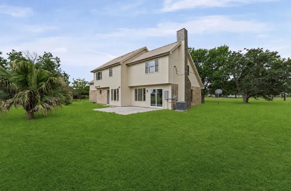 15806 Lakeview Drive Beach City, TX 77523