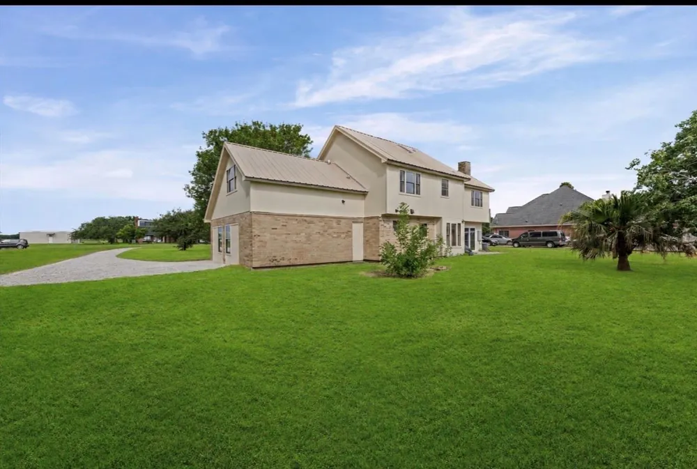 15806 Lakeview Drive Beach City, TX 77523