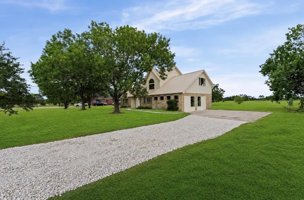 15806 Lakeview Drive Beach City, TX 77523