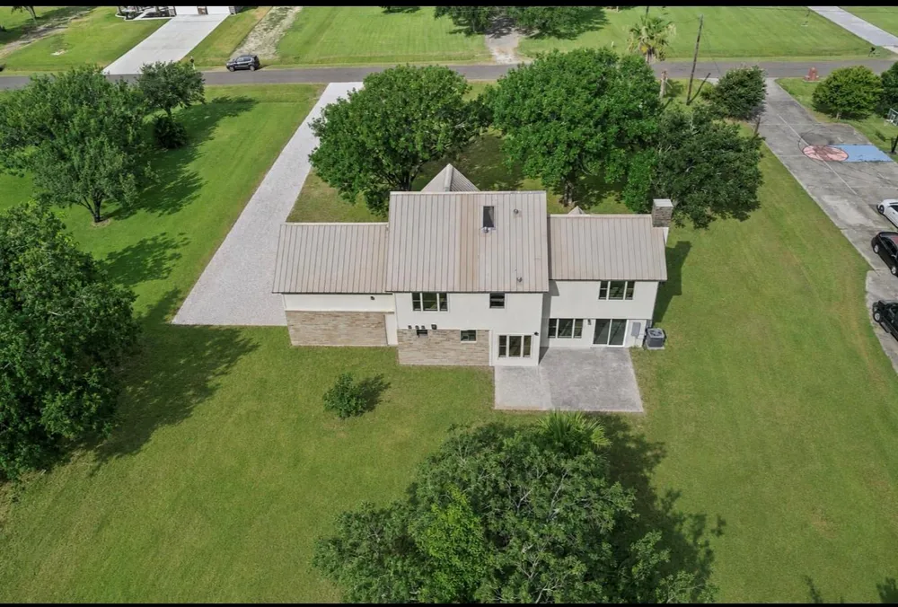 15806 Lakeview Drive Beach City, TX 77523